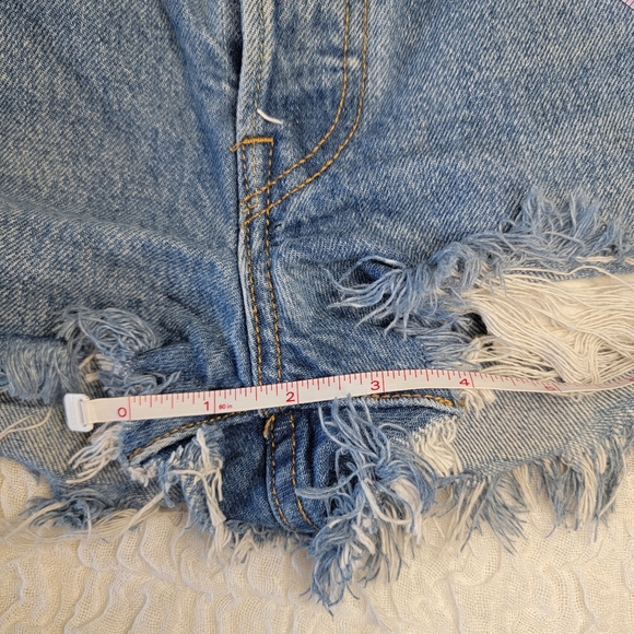 Levi’s 501 High Rise Raw Hem Cut Off Mom Jean Shorts Size 26 - Picture 6 of 6